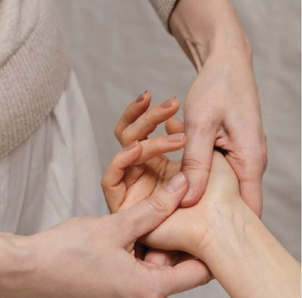 Séance de Shiatsu : pression des doigts sur la main